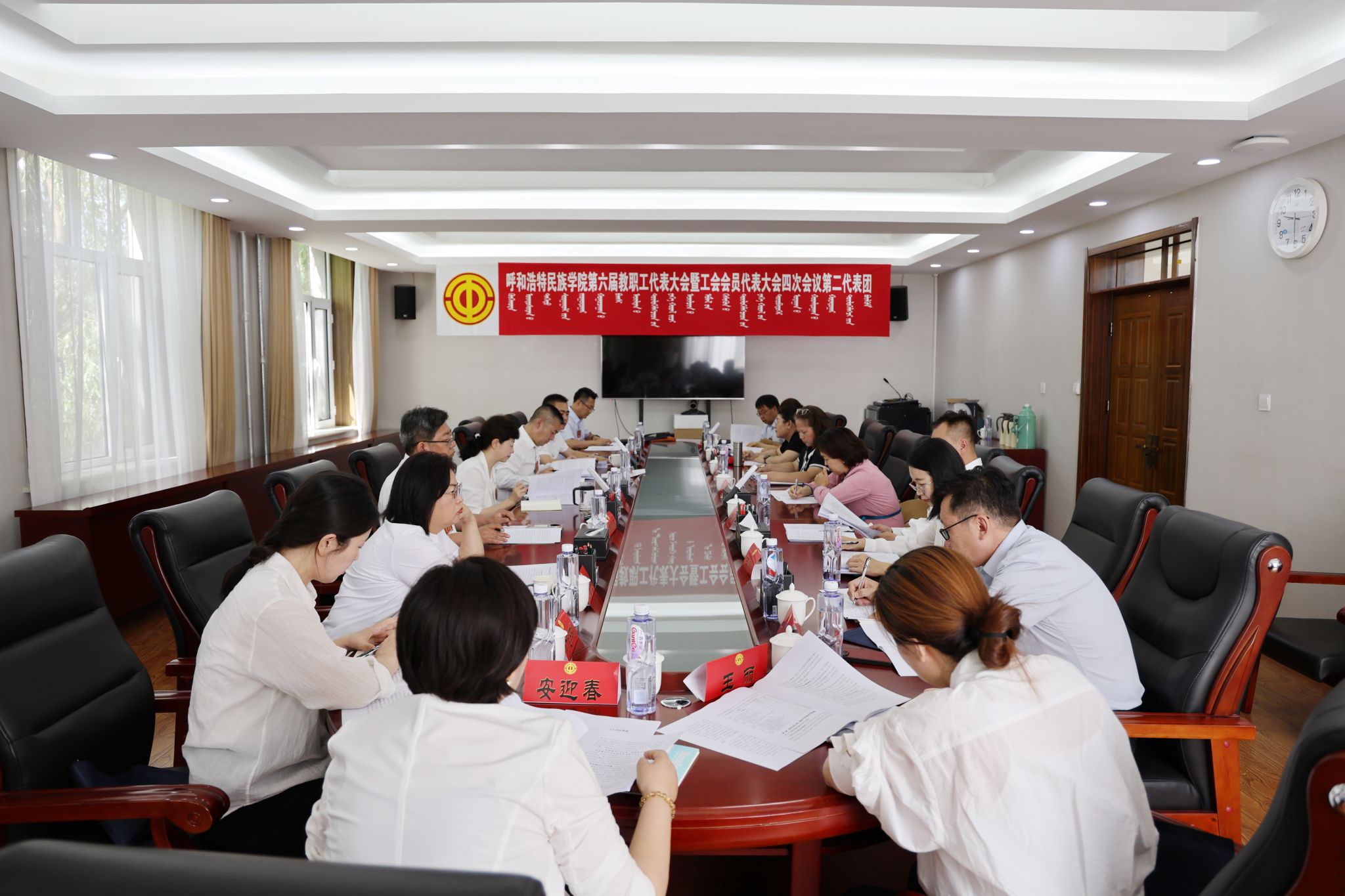 本次大会是一次高举旗帜