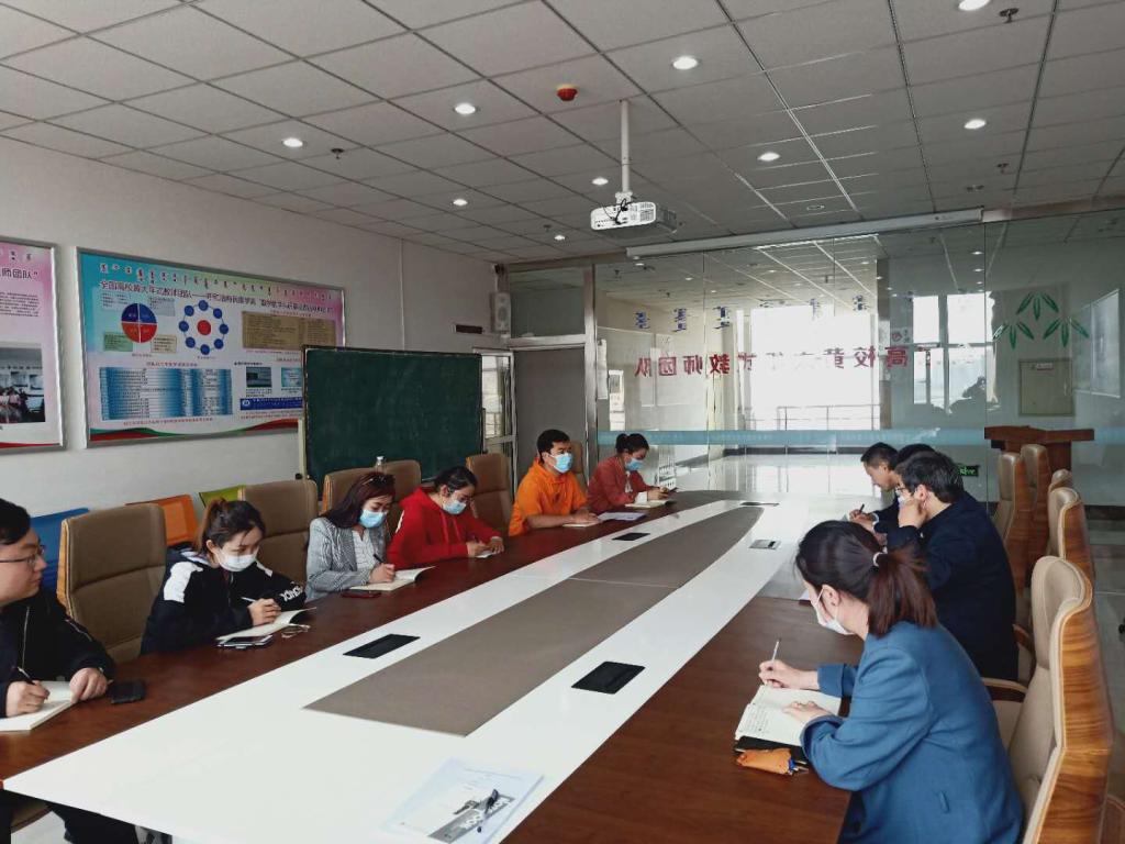 阿拉坦仓副校长以普通党员身份参加党支